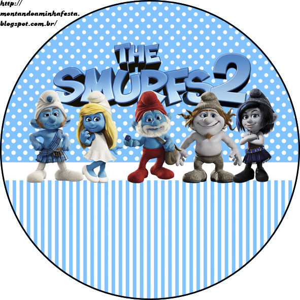 Tag redonda tema Smurfs para imprimir, com fundo azul, listras e poás, logo do filme Os Smurfs 2 e cinco personagens centrais.
