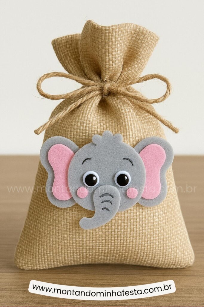 Lembrancinha Safari feita com saquinho de juta e aplique de elefante em EVA. Modelo delicado e criativo para festas infantis com tema selva ou animais.