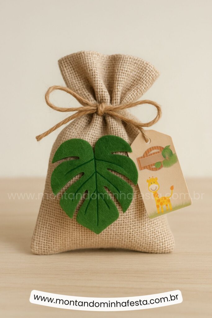 Lembrancinha artesanal com saquinho de juta, folha tropical em feltro e tag com estampa Safari para festa infantil. Ideia simples e charmosa com toque rústico.