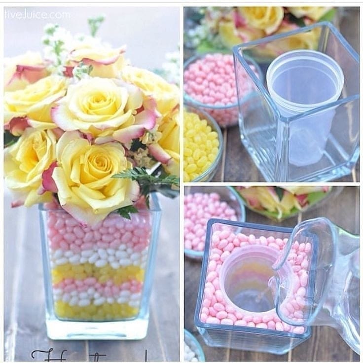 Passo a passo de centro de mesa com vaso de vidro, balas coloridas em camadas e flores amarelas, usando copo interno para conservar a água.