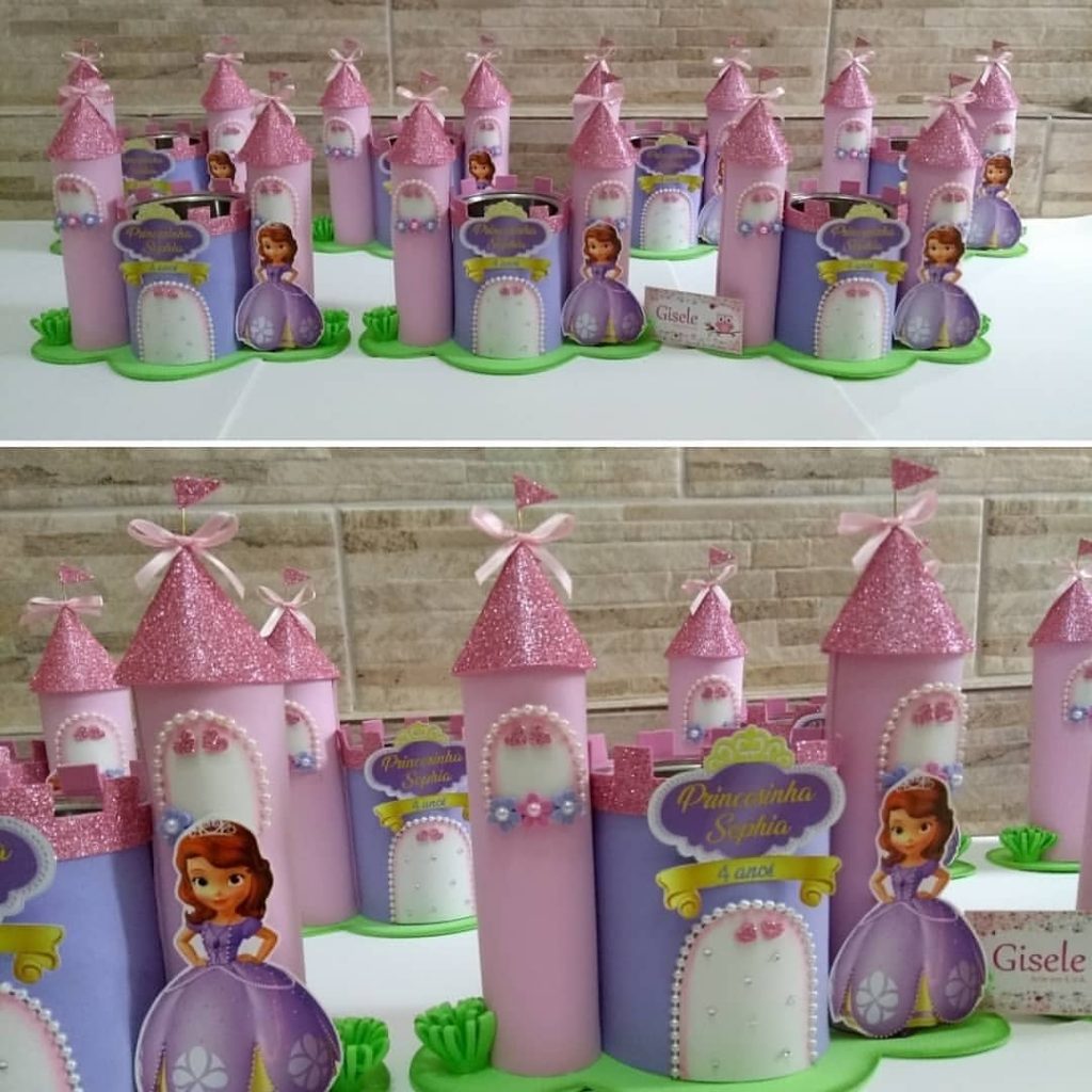 Centro de mesa em EVA com castelo rosa da Princesa Sofia, decorado com glitter, pérolas e personagens para festa infantil temática.
