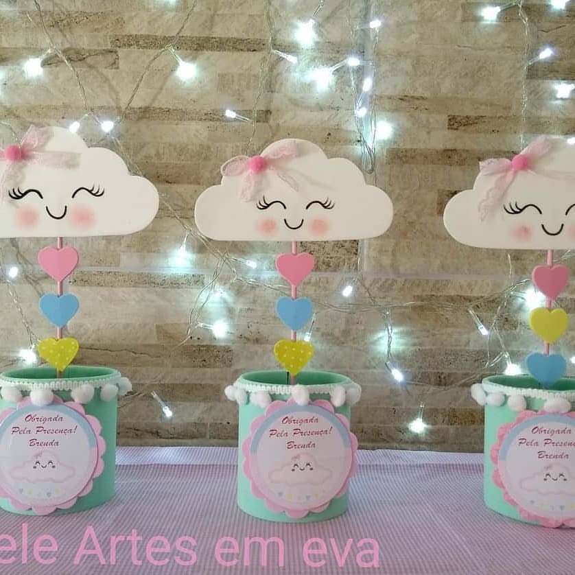 Centro de mesa com lata decorada em EVA, nuvem sorridente e corações coloridos no tema Chuva de Amor, usado como lembrancinha personalizada para festas infantis.