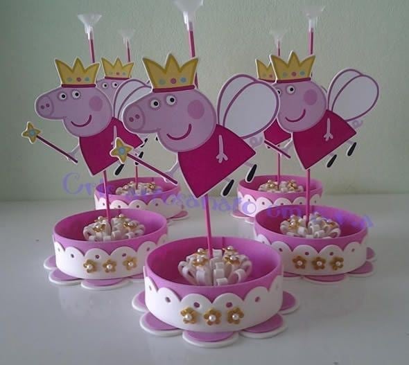 Centros de mesa em EVA com tema Peppa Pig fada princesa, com base decorada em rosa e branco e aplique da personagem com asas e coroa.