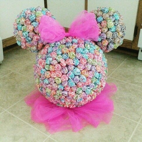 Centro de mesa da Minnie feito com balas coloridas e laço de tule rosa, ideal para festa infantil.