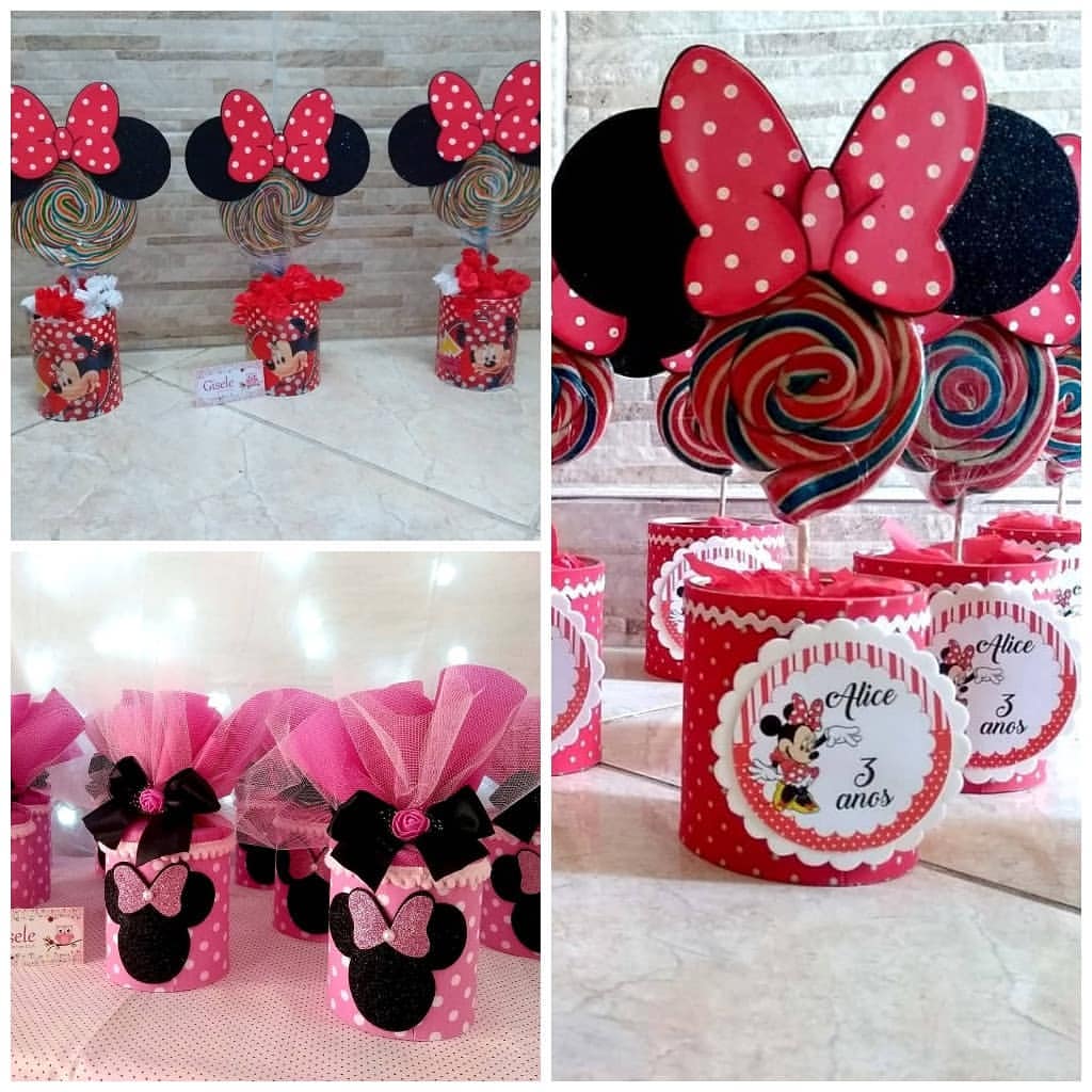 Centros de mesa em EVA com tema Minnie Mouse, decorados com pirulito, tule, laços e etiquetas personalizadas para festas infantis.