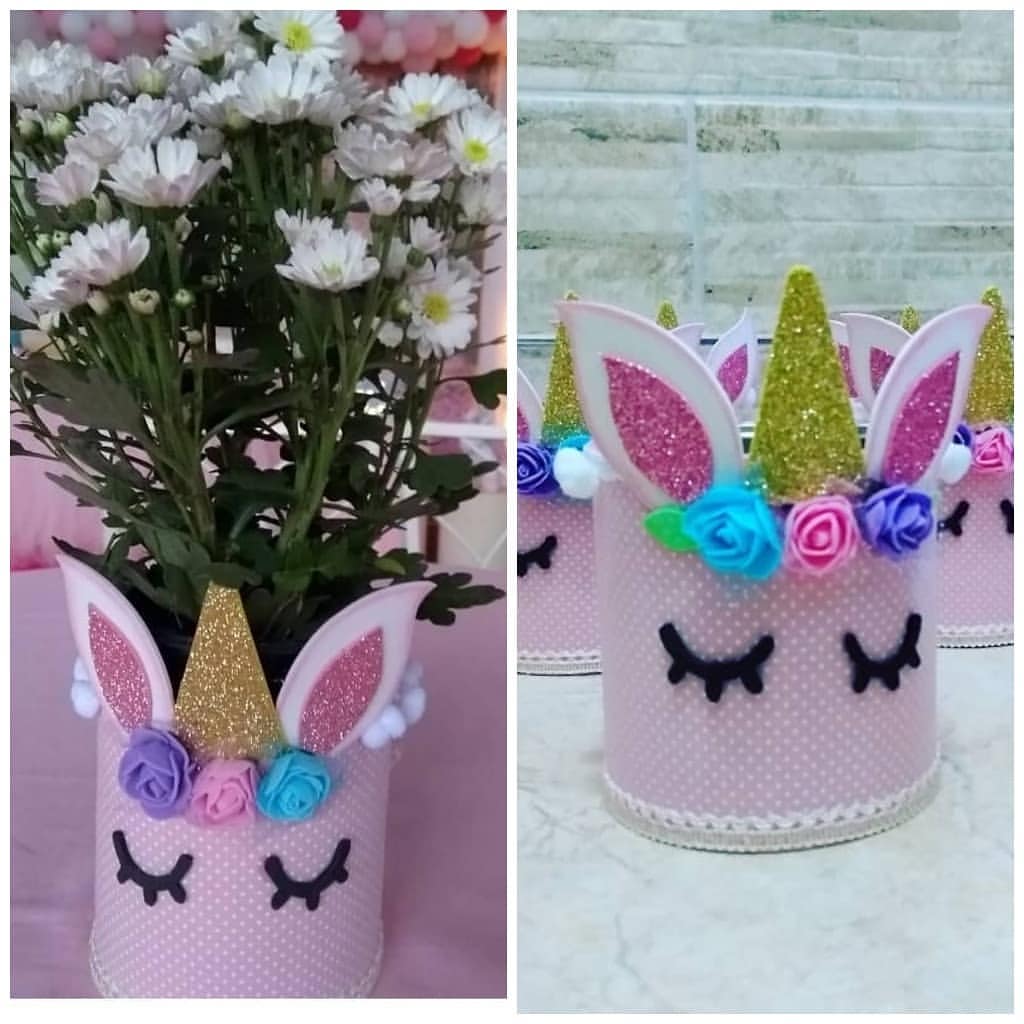 Centro de mesa em EVA com tema unicórnio, decorado com flores, chifre dourado e orelhas rosas, usado como vasinho com margaridas.