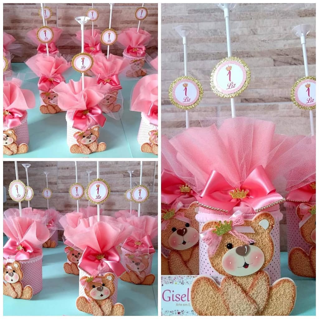 Centros de mesa com ursinha princesa feitos em EVA rosa, decorados com tule, laço e plaquinha personalizada para festa de 1 ano.