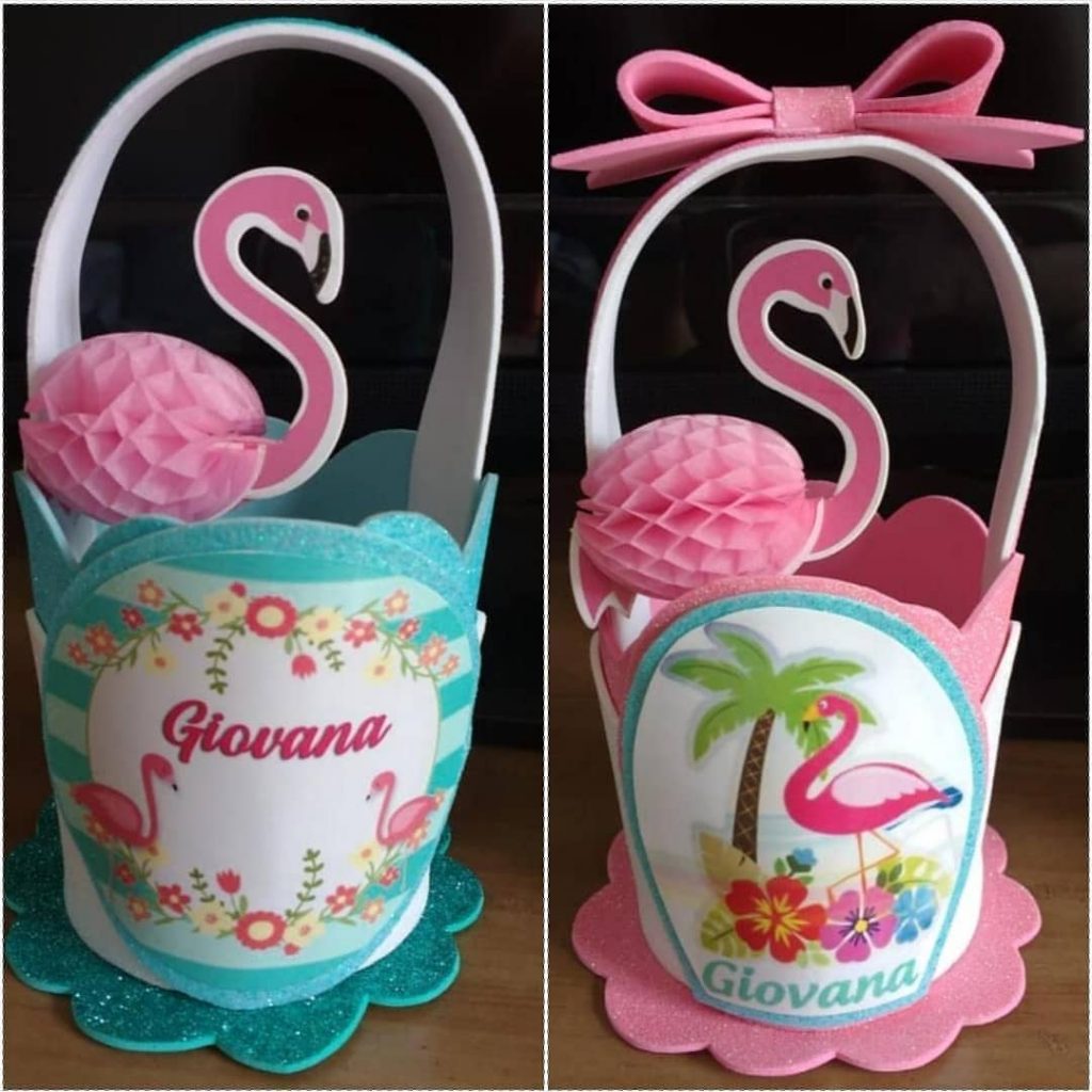 Lembrancinhas em EVA com tema flamingo e nome personalizado, decoradas com glitter e flores tropicais para festa infantil.