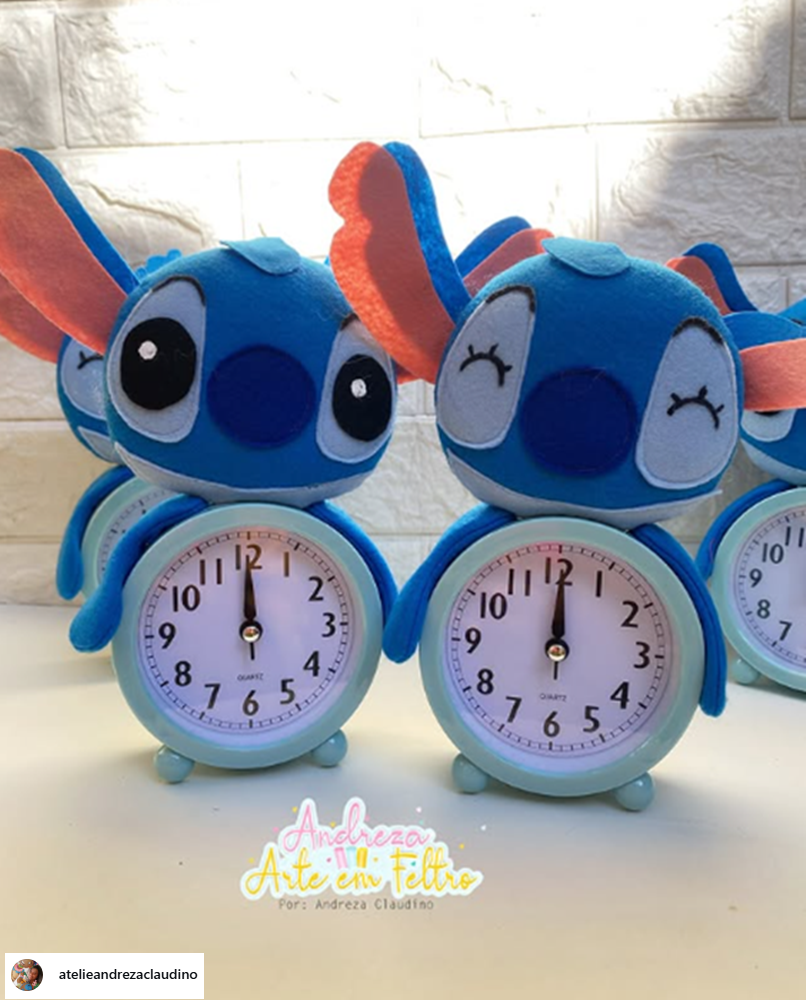 Relógios personalizados com personagem Stitch em feltro azul, ideal como lembrancinha ou centro de mesa para festa infantil.