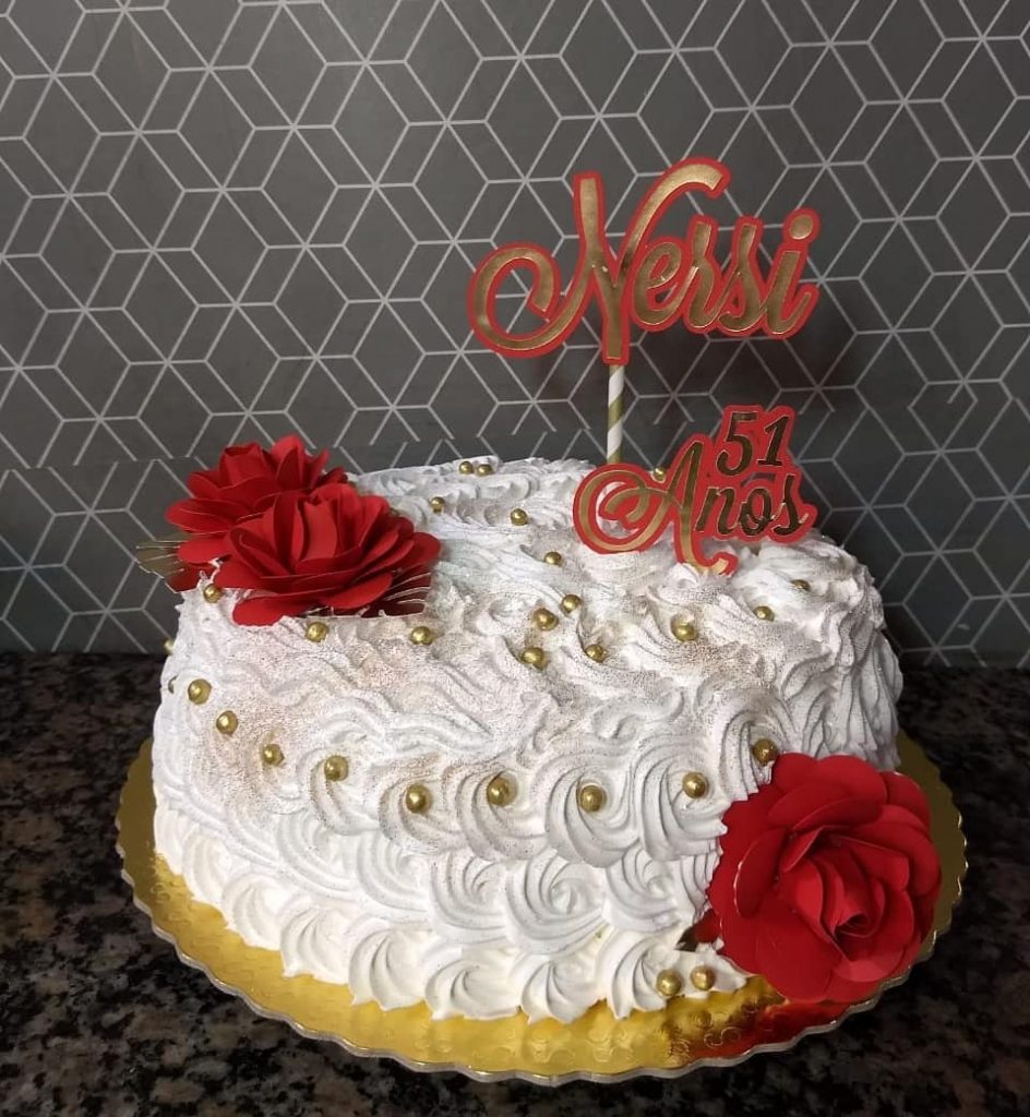 Bolo dourado com rosa  Bolo de aniversario adulto, Bolo de chantilly, Bolo