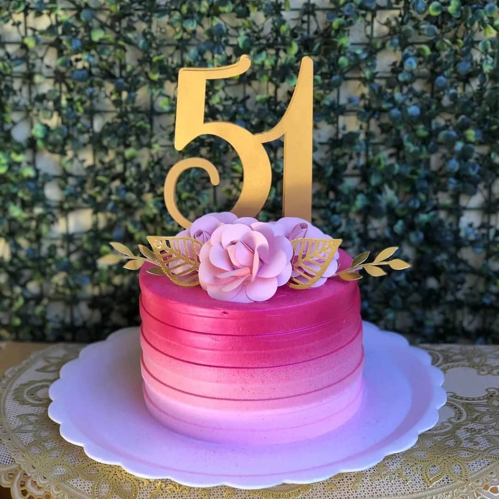 Bolo de aniversário 51 anos feminino - Montando Minha Festa