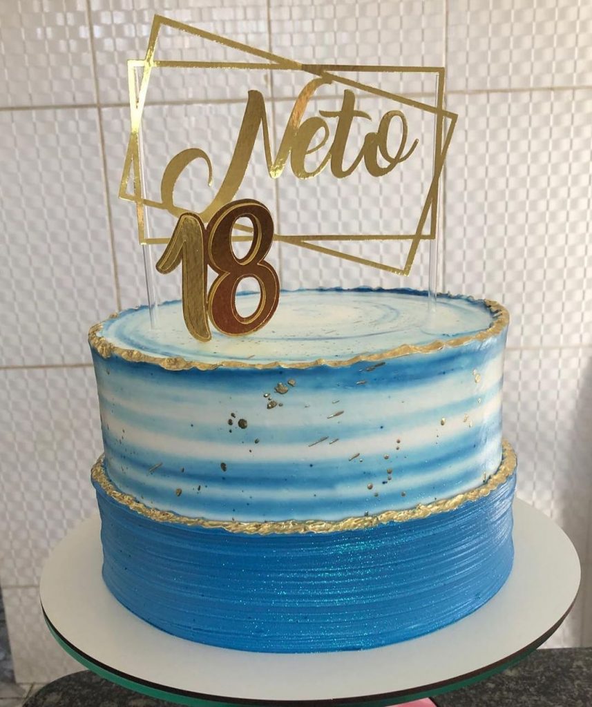 Bolo de Aniversário Masculino Redondo  Bolos decorados com chantilly, Bolo  azul e branco, Bolo azul