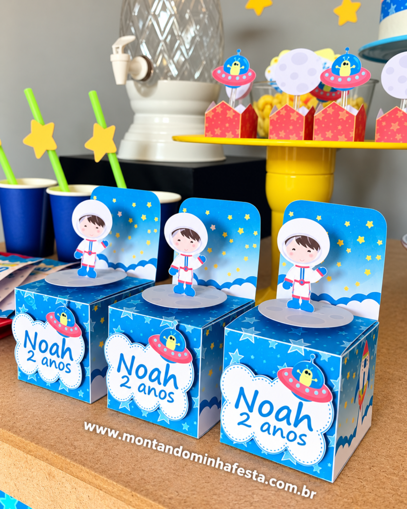 Três caixinhas personalizadas para festa Astronauta, com estampa azul de estrelas, apliques de astronauta e nome Noah 2 anos, usadas como lembrancinhas de aniversário infantil.