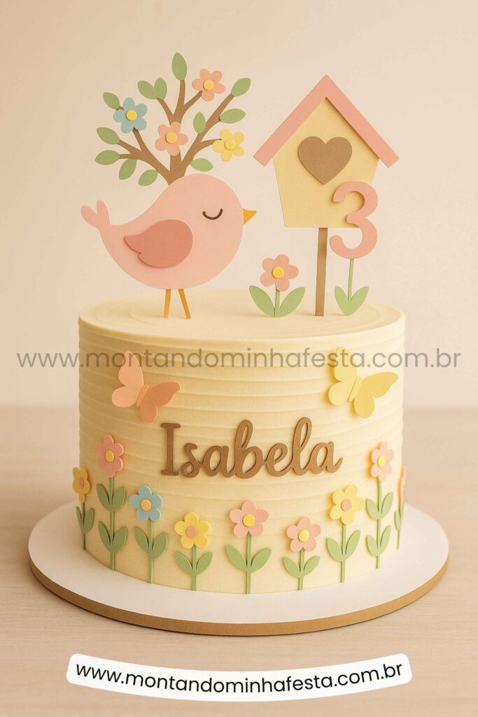 Bolo jardim encantado com passarinhos e casinha de madeira, flores em papel colorido e nome personalizado – bolo delicado para aniversário infantil de 3 anos.