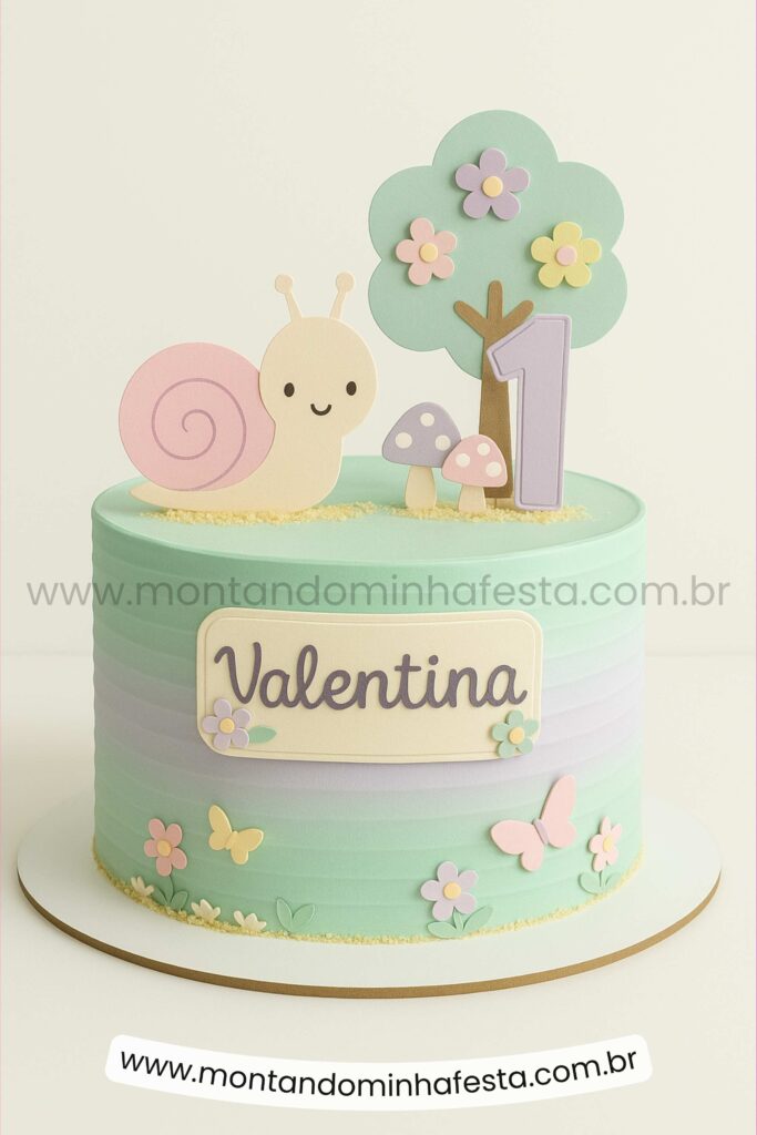 Bolo tema jardim encantado com caracol, cogumelos, árvore com flores e nome personalizado – ideal para aniversário de 1 ano com decoração fofa e colorida.
