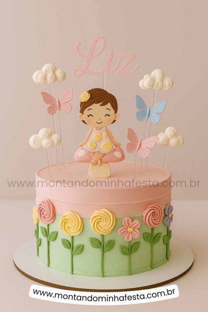 Bolo jardim encantado com menininha no cogumelo, nome personalizado e flores modeladas em buttercream – ideal para aniversário infantil com decoração delicada.
