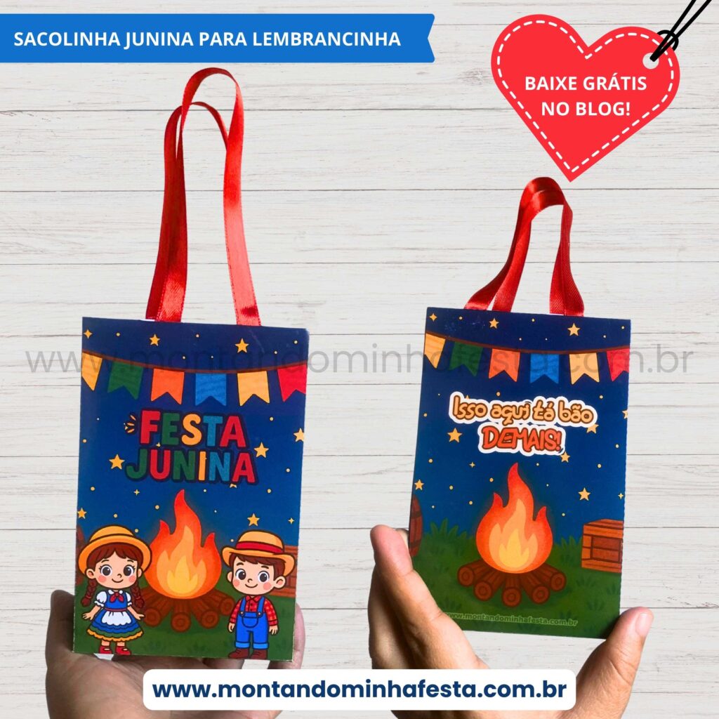 Sacolinha festa junina montada sendo segurada por mãos. Frente com o texto “Festa Junina” e casal caipira. Verso com a frase “Isso aqui tá bão demais!”. Estampa com estrelas e bandeirinhas coloridas.