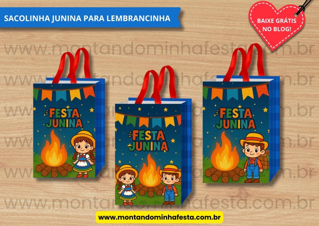Três modelos de sacolinha festa junina com laterais em xadrez azul. Destaque para casal caipira e fogueira. Estampa com bandeirinhas coloridas. Elementos promocionais com “Sacolinha Junina para Lembrancinha” e chamada “Baixe grátis no blog”.