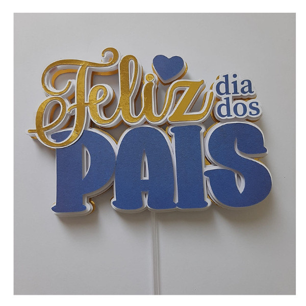 Topo de bolo com a frase “Feliz dia dos pais” em azul e dourado, para o Dia dos Pais.