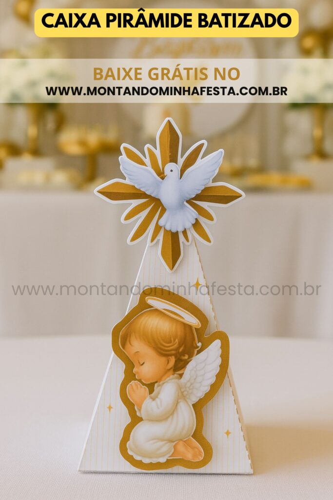 Caixa pirâmide para batizado com anjinho orando e Espírito Santo no topo, sobre mesa com decoração real em branco e dourado. Arquivo digital gratuito disponível no site montandominhafesta.com.br.