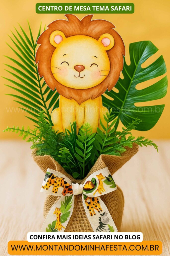 Centro de mesa tema safari com leão em papel, folhagens verdes e base de juta com laço estampado de animais.