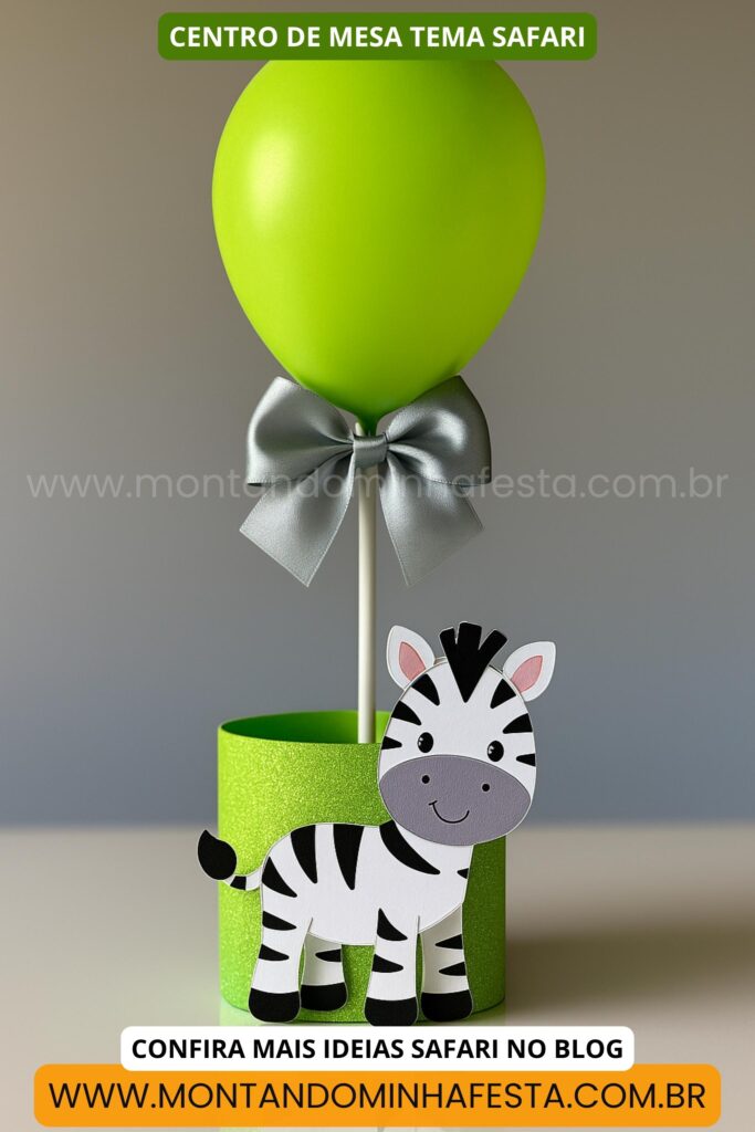 Centro de mesa tema safari com balão verde, laço prateado e zebra de papel em base verde.