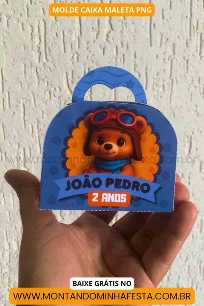Caixa maleta personalizada com nome João Pedro e tema urso aviador, com molde gratuito em PNG disponível para download no site Montando Minha Festa.