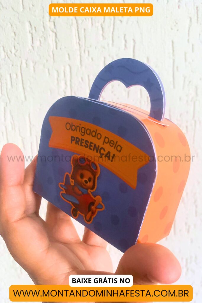 Caixa maleta personalizada com tema urso aviador, pronta e montada, com destaque para o molde gratuito em PNG disponível no site Montando Minha Festa.
