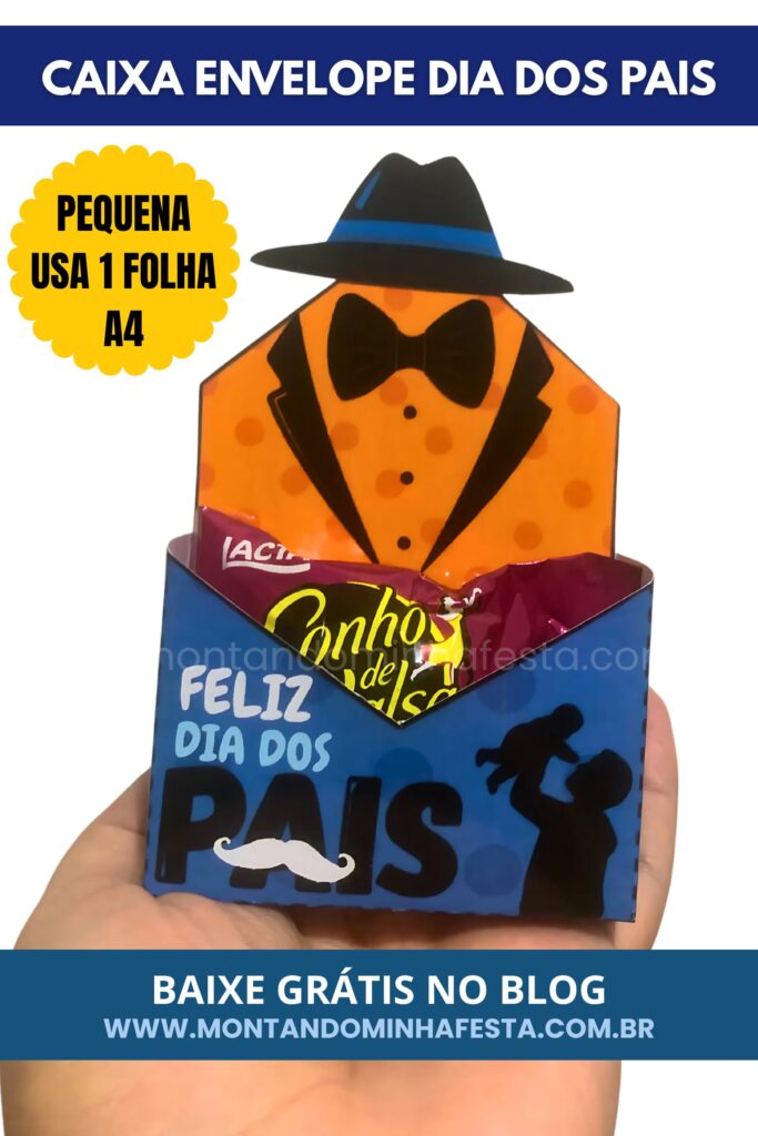 Caixa envelope pequena para o Dia dos Pais, feita em papel colorido com estampa de terno, gravata borboleta e chapéu. A parte inferior tem a frase 'Feliz Dia dos Pais' e ilustração de pai com filho. Contém bombom dentro e é exibida na mão de uma pessoa. Texto adicional informa: pequena, usa 1 folha A4.