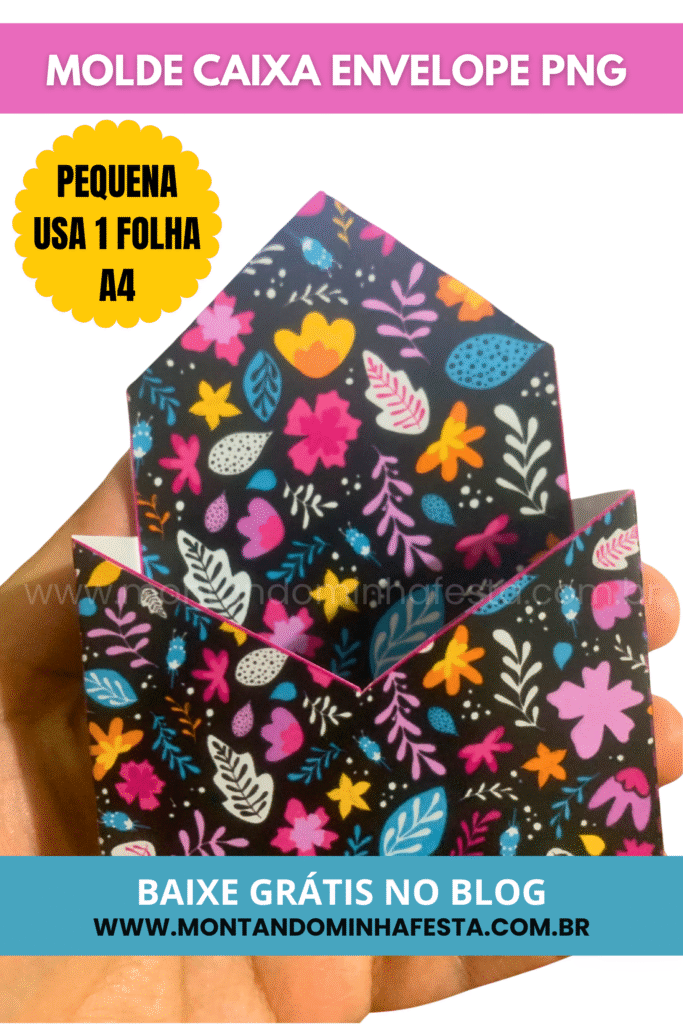Caixa envelope pequena montada, com estampa floral colorida sobre fundo preto, sendo exibida na mão. Banner destaca que o molde é gratuito em PNG, usa 1 folha A4 e está disponível no site Montando Minha Festa.