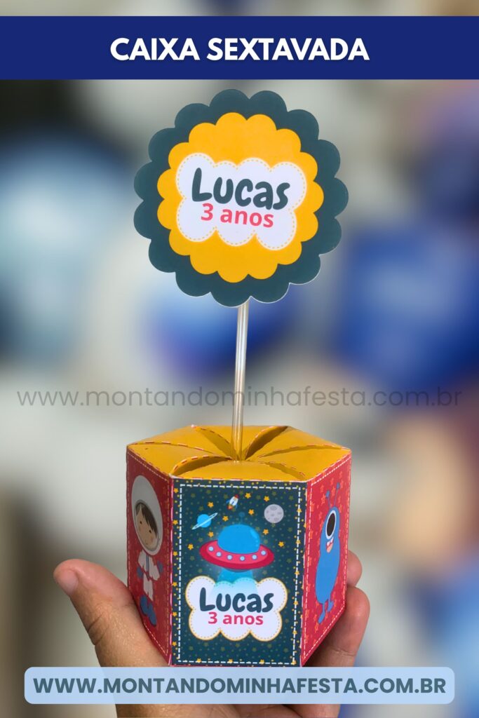 Caixa sextavada personalizada com tema astronauta, com topo de bolo escrito “Lucas 3 anos”, criada com molde editável no Canva e cortada na Silhouette. Artesanato feito à mão, ideal para lembrancinhas de festa infantil.