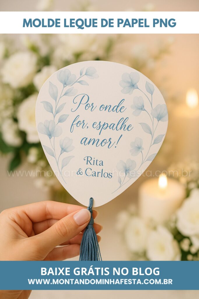 Leque de papel personalizado com a frase “Por onde for, espalhe amor!”, decoração floral azul e nomes dos noivos Rita & Carlos. Arte delicada e romântica, perfeita para casamento. Molde gratuito disponível no blog Montando Minha Festa.
