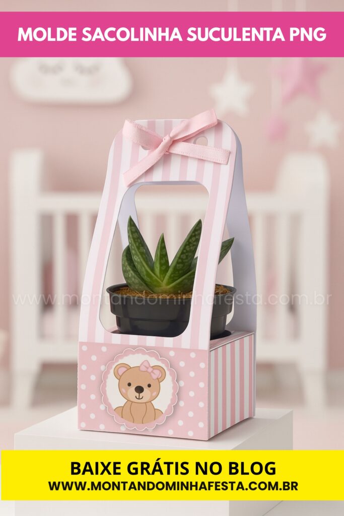 Molde PNG de sacolinha para suculenta decorada como lembrancinha de nascimento menina – caixinha rosa com ursinha, laço e fundo de quarto de bebê desfocado.