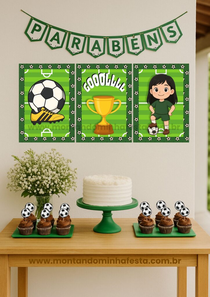 Decoração de festa futebol para menina com painel verde composto por três pôsteres A4, bolo branco no suporte verde, cupcakes com toppers de bola de futebol e arranjo de flores brancas com mosquitinho sobre mesa de madeira.