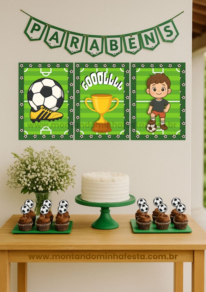 Decoração de festa futebol para menino com painel verde de três pôsteres A4, bolo branco no suporte verde, cupcakes com toppers de bola de futebol e arranjo floral branco com mosquitinho sobre mesa de madeira.