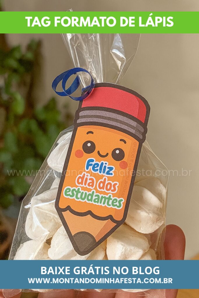 Lembrancinha com tag em formato de lápis com a frase "Feliz dia dos estudantes", presa a um saquinho transparente com suspiros brancos, decorado com fita azul. Moldes gratuitos disponíveis no blog Montando Minha Festa.