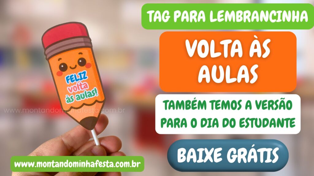 Tag em formato de lápis com carinha fofa e a frase "Feliz volta às aulas!", presa a um palito branco. Ao lado, banners destacam que o molde é gratuito para lembrancinha e que também há versão para o Dia do Estudante. Disponível no site Montando Minha Festa.