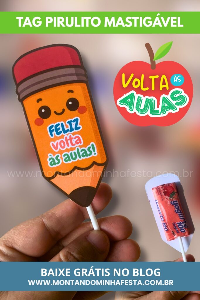 Tag lápis para pirulito mastigável com a frase “Feliz volta às aulas”, ideal para lembrancinha escolar. Download grátis no blog Montando Minha Festa.