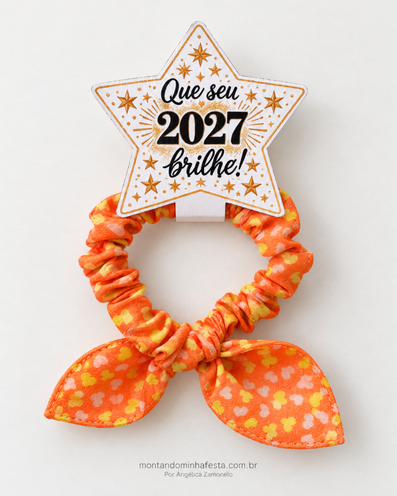 Xuxinha laranja com laço e estrela decorada em dourado com a frase Que seu 2027 brilhe!